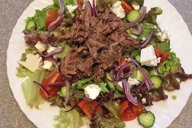 Pullet Beef auf gemischtem Salat