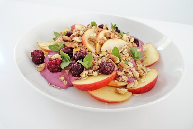 Müsli mit Apfel, Brombeer und Walnuss