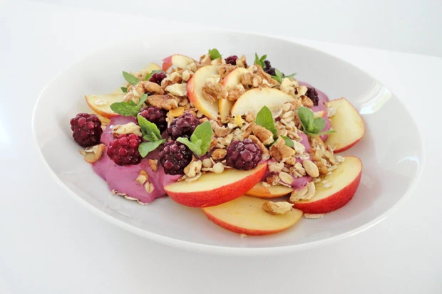 M&uuml;sli mit Apfel, Brombeer und Walnuss