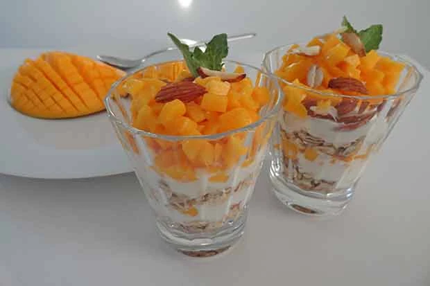 M&uuml;slibecher mit Mango und Mandeln