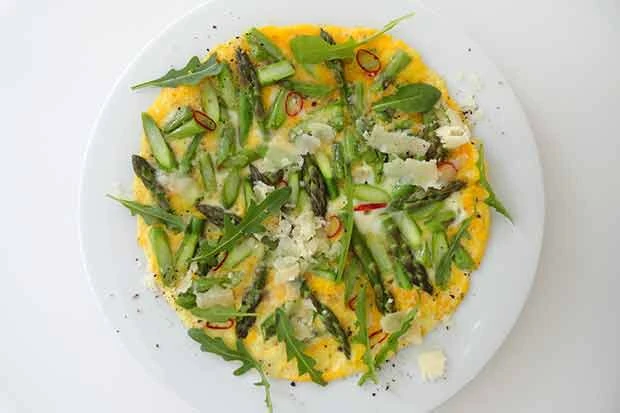 Gr&uuml;nspargel-Omelette mit Chili, Rucola und Parmesan