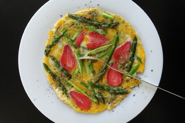 Grünspargel-Omelette mit Erdbeeren
