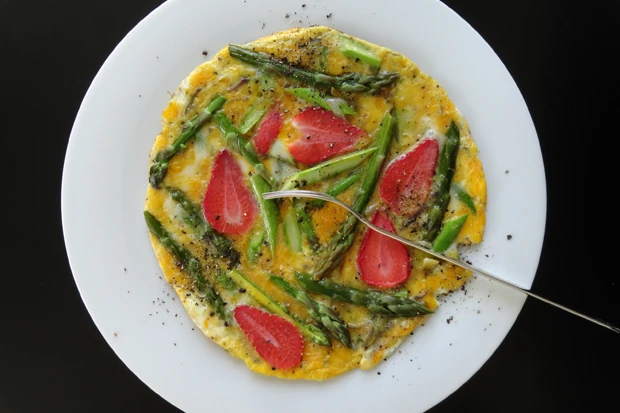 Gr&uuml;nspargel-Omelette mit Erdbeeren