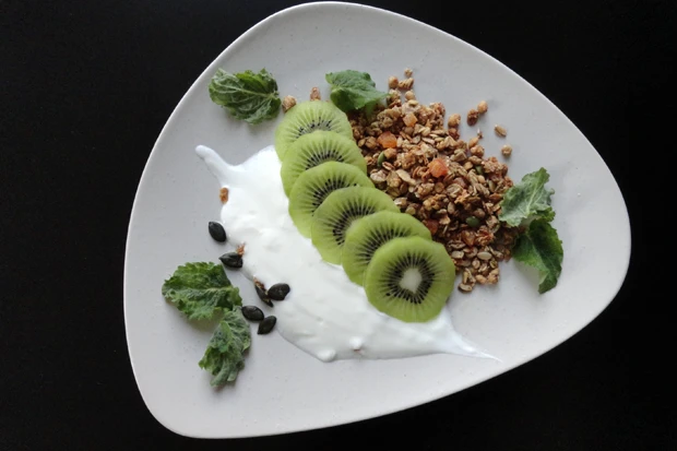Knuspermüsli mit Kiwi und Kürbiskernen