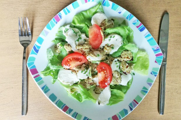 Mozzarella auf Blattsalat