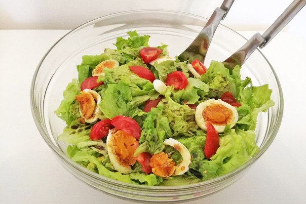 Grüner Salat mit Tomaten und Ei