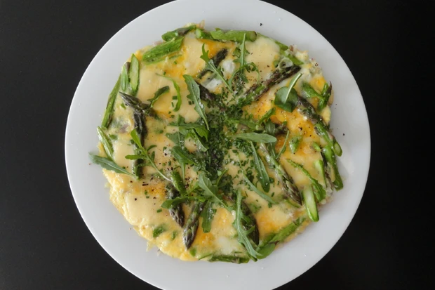 K&auml;seomelette mit Gr&uuml;nspargel