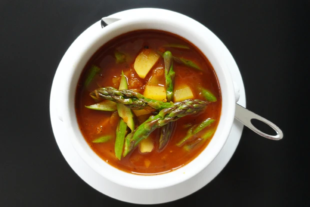 Erd&auml;pfelgulasch mit Gr&uuml;nspargel