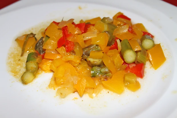 Spargel-Paprika-Gemüse mit Salbei