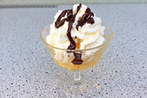 Ananasdessert mit Schlag