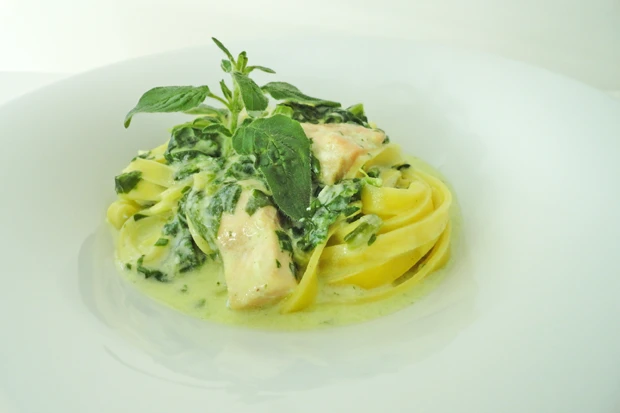 Tagliatelle mit jungem Blattspinat und Lachs