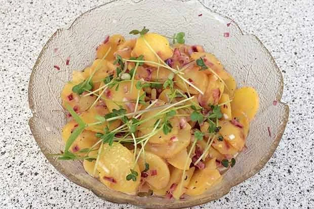 Fr&uuml;hkartoffelsalat mit Sprossen