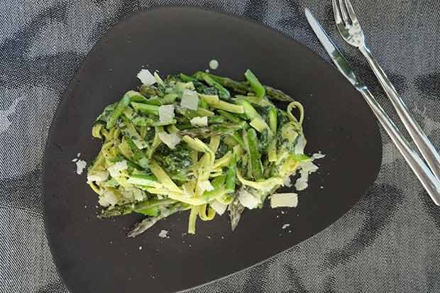 Tagliatelle mit Grünspargel, Bärlauch und Parmesan