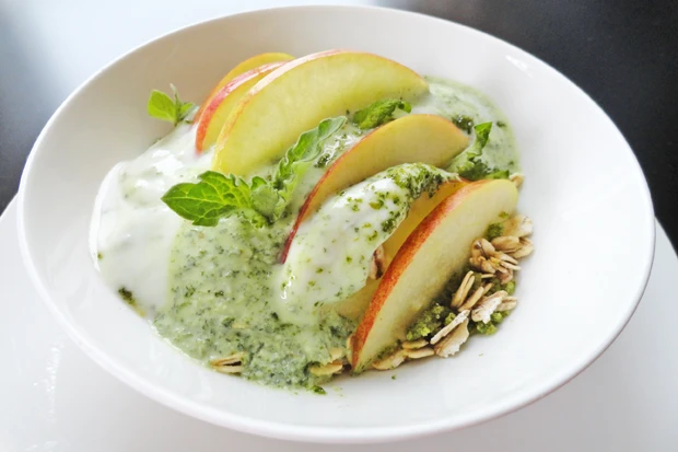 Apfelmüsli mit Ingwer-Minz-Joghurt