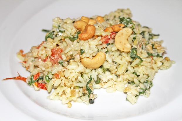 Gebratener Reis mit Spinat und Cashews