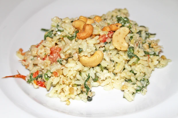 Gebratener Reis mit Spinat und Cashews