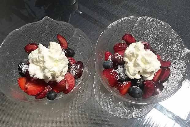 Sommerfrüchte mit Schlagobers