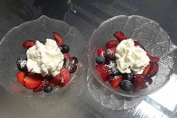 Sommerfr&uuml;chte mit Schlagobers