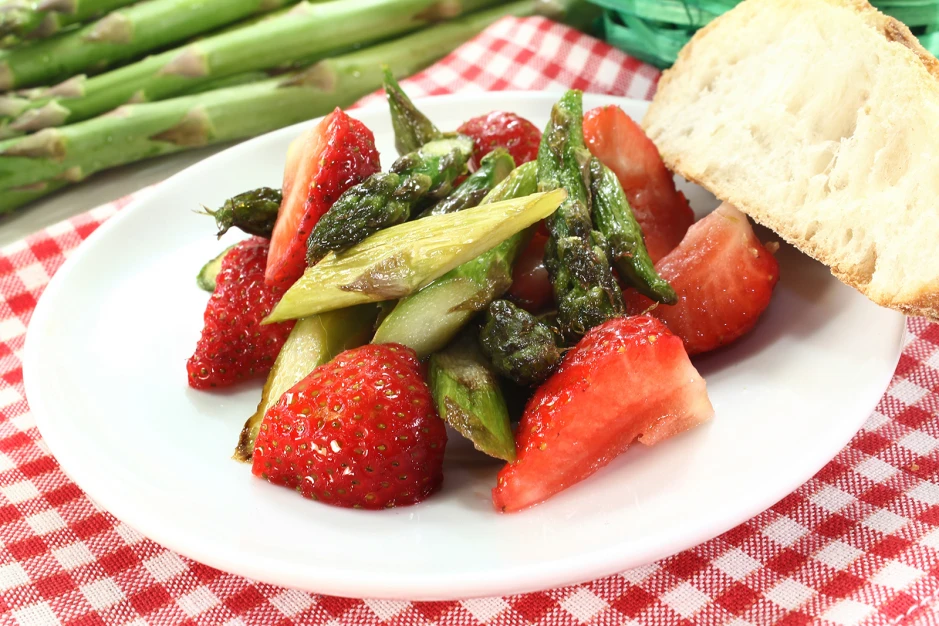 Erdbeerdessert mit Spargel