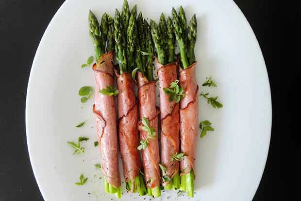 Gr&uuml;nspargel im Leberk&auml;semantel