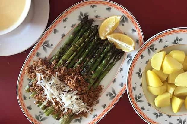 Grüner Spargel mit Parmesan-Butterbröseln