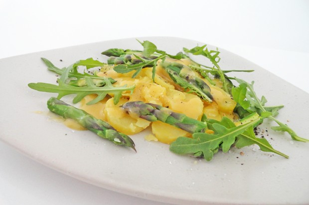 Lauwarmer Erdäpfelsalat mit Grünspargel und Rucola