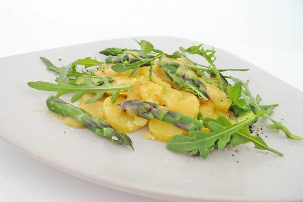 Lauwarmer Erd&auml;pfelsalat mit Gr&uuml;nspargel und Rucola