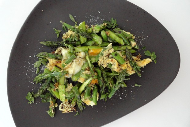 Kernöleierspeise mit Grünspargel