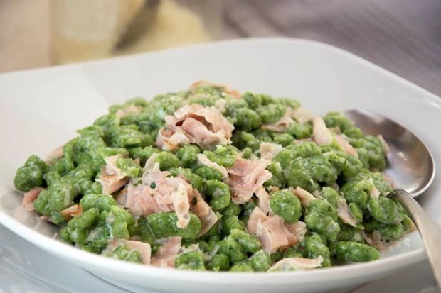 Spinatsp&auml;tzle in Schinken-K&auml;sesauce