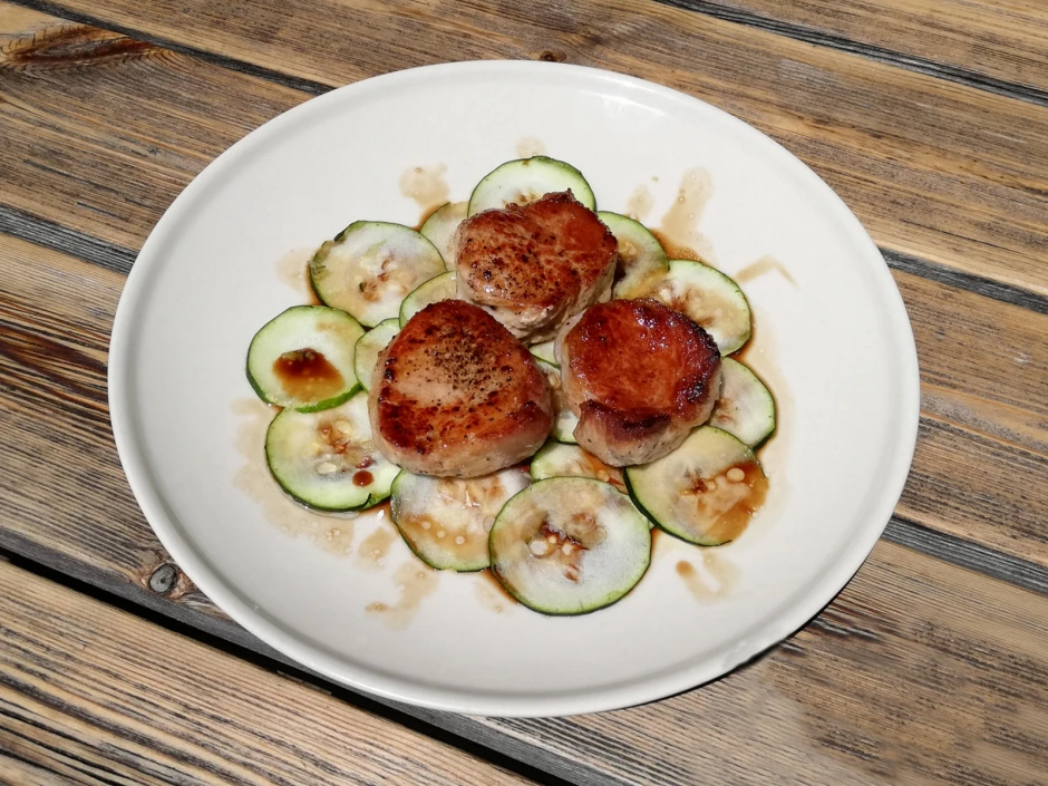 Schweinsmedaillons auf Zucchini-Carpaccio