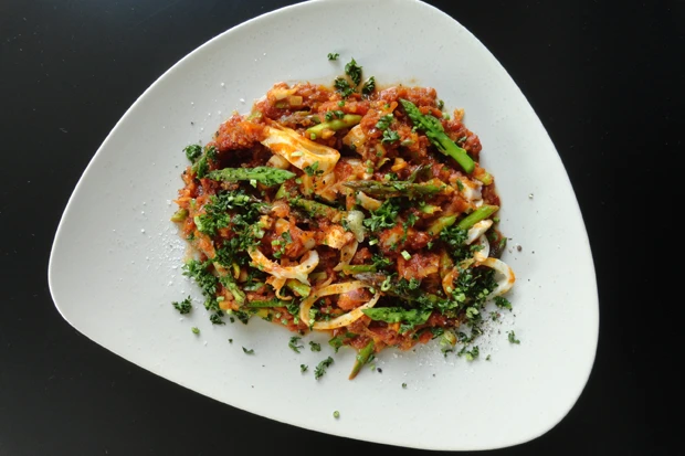 Tomaten-Spargelragout mit Tintenfisch