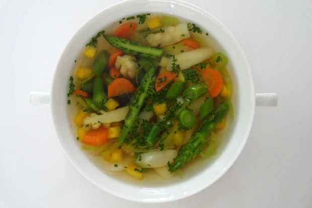 Fr&uuml;hlingssuppe mit zweierlei Spargel
