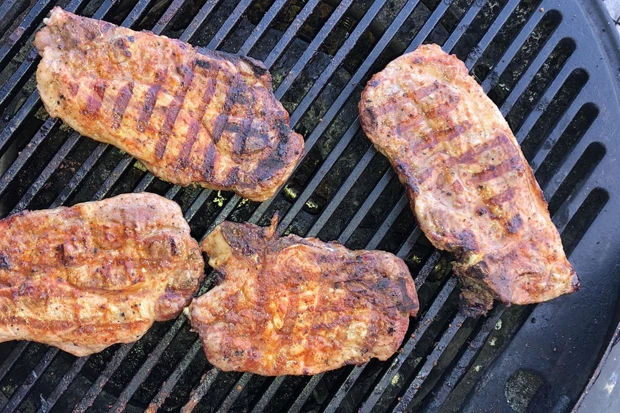 Schweinskarree im Kugelgrill