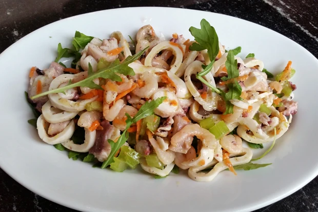 Meeresfr&uuml;chtesalat mit Stangensellerie auf Rucola