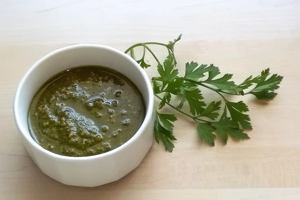 Karottengr&uuml;n-Pesto