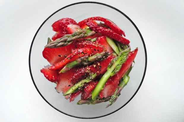 Grünspargel mit Erdbeeren
