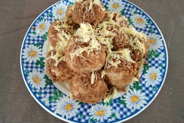 Omis Wurstknödel mit Käsebrösel