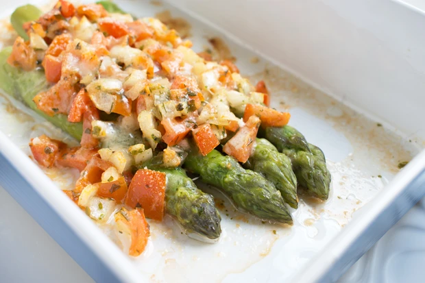 Gr&uuml;nspargel in Tomatensauce