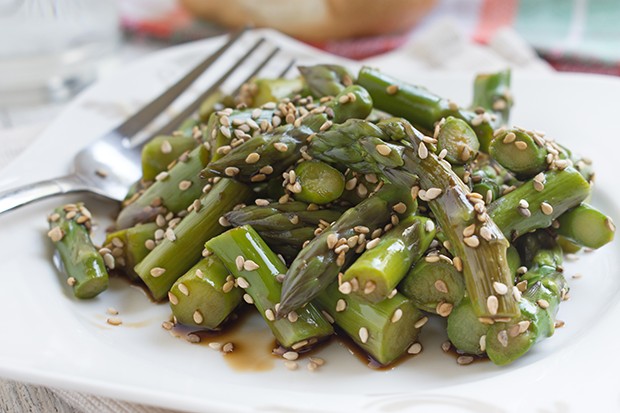 Süß-säuerlicher Spargelsalat