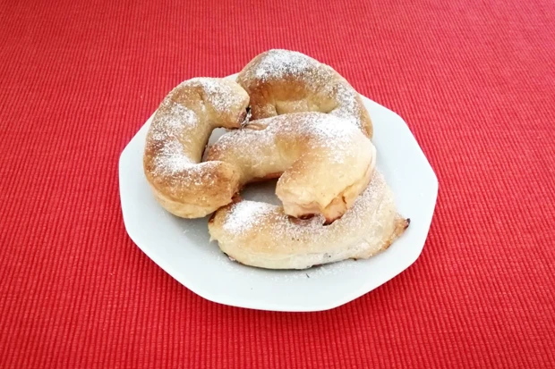 Bl&auml;tterteigh&ouml;rnchen mit Topfenf&uuml;lle