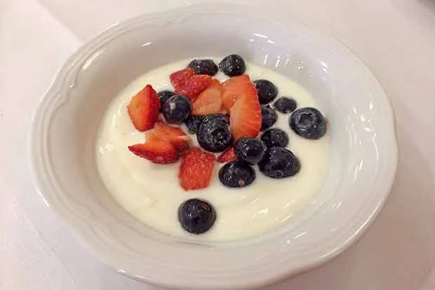 Buttermilchcreme mit Beeren