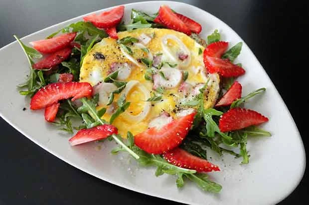 Mini-Frittata mit Tintenfisch, Rucola und Erdbeeren