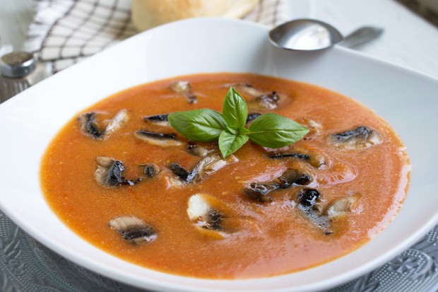 Tomatensuppe mit Pilzen