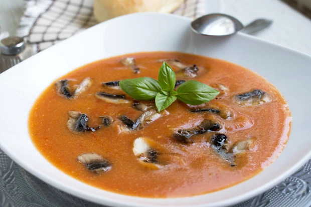 Tomatensuppe mit Pilzen
