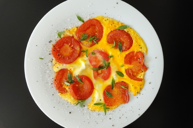 Omelette mit geschmolzenen Paradeisern und Estragon