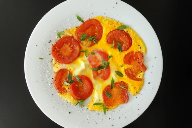Omelette mit geschmolzenen Paradeisern und Estragon