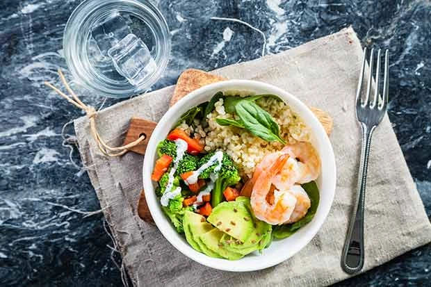 Buddha Bowl mit Shrimps
