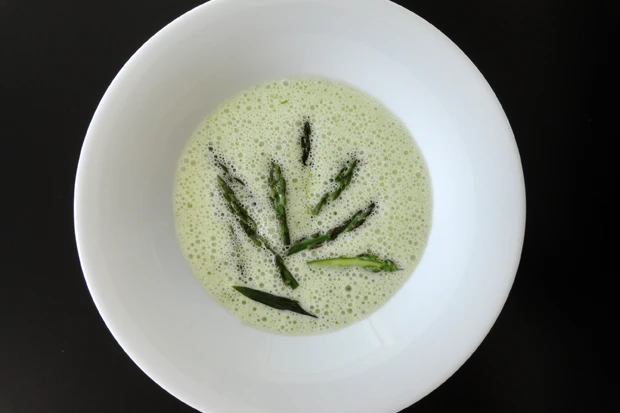 Spargel-B&auml;rlauch-Schaumsuppe