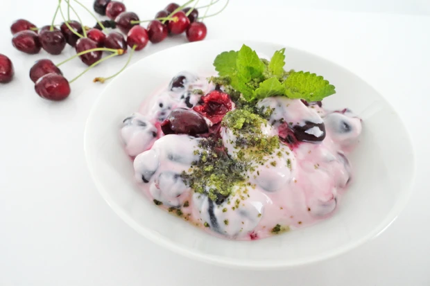 Topfencreme mit Kirschen und Minzzucker