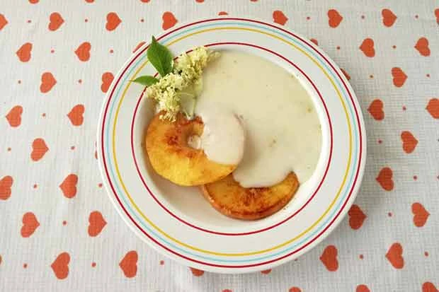 Gebratene Apfelringe mit Holundersauce